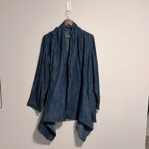 100% linen asymmetrical jacket. Denim colour Size M. It has pockets!